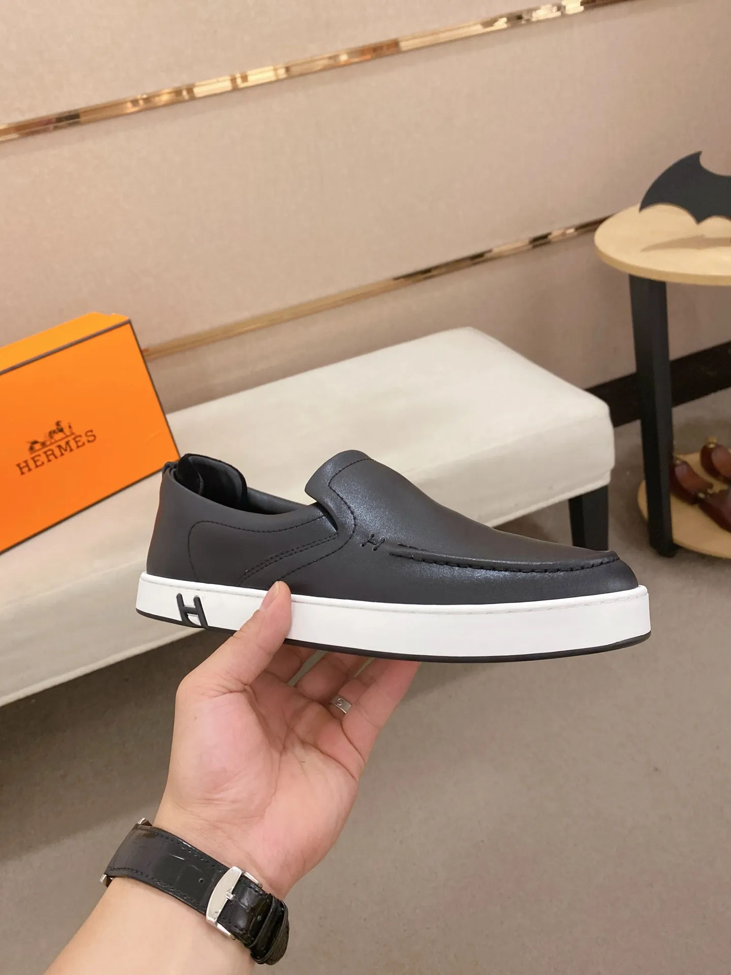 Men's clothing and shoes💰: 442💰《HERMES》【Classic original single version】Hermès; top 🔝purchase agent🔍🔍men's latest 🇺🇸 counter sales simultaneously, imported from Italy original ▲▲cowhide ▲▲ (high-end, nobility, class) ) Exquisite workmanship (Italian 🇮🇹 imported water-dyed 🐂 cowhide lining) sole: original sole provided by the original factory, ⚠️exclusive double-layer activity·TPR·rubber·combined molded outsole; super comfortable·wear-resistant·non-slip·environmental protection The real thing is more beautiful if you take the real thing (high quality, follow the order). You can enter and exit the counter at will * Number of yards: 38-44 (45 can be customized and cannot be returned or exchanged)